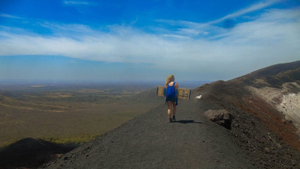 Annika loopt over de rand van vulkaan Cerro Negro in Nicaragua