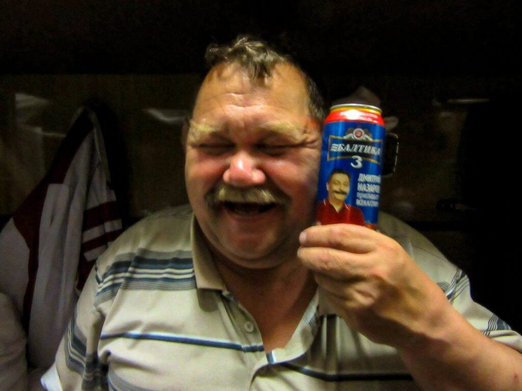 Vrolijke Rus Nicola met zijn Russische bier in de Transsiberië Express
