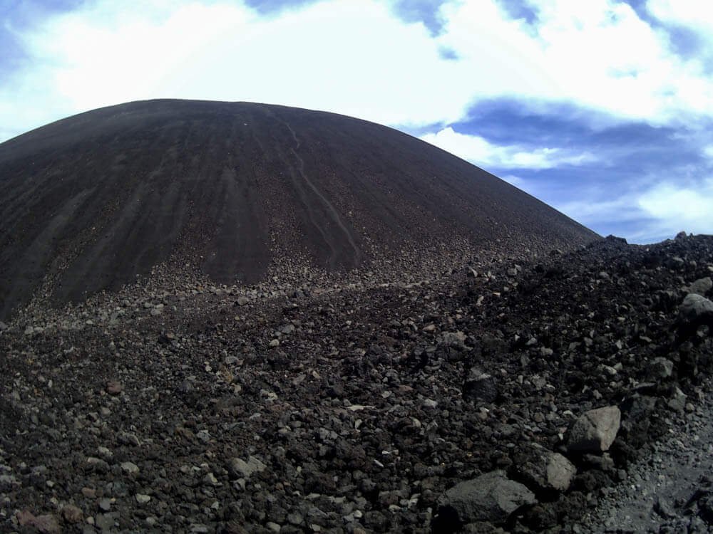 Het zwarte zand van vulkaan Cerro Negro in Nicaragua