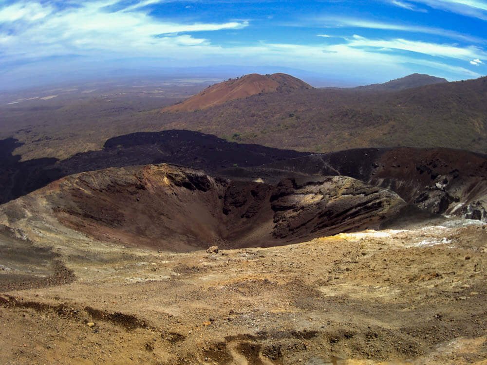 Een krater bovenop vulkaan Cerro Negro in Nicaragua