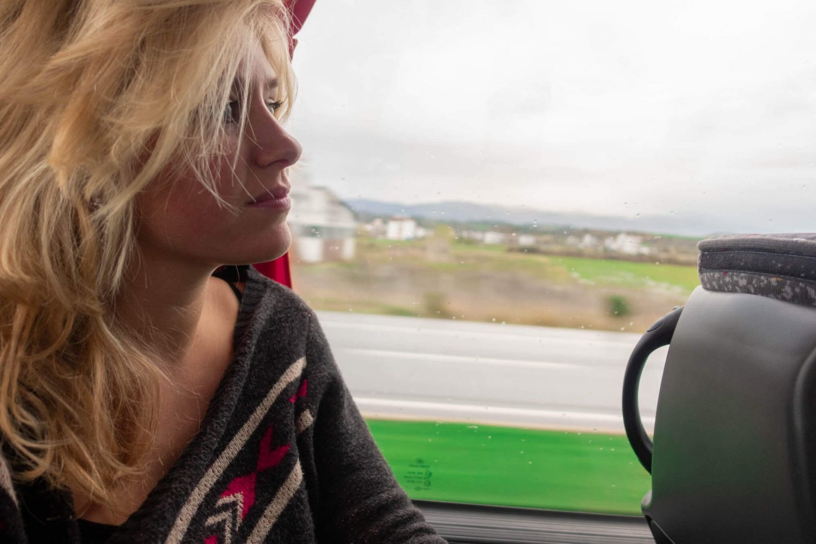 Annika kijkt uit het raam van een touringbus in Turkije