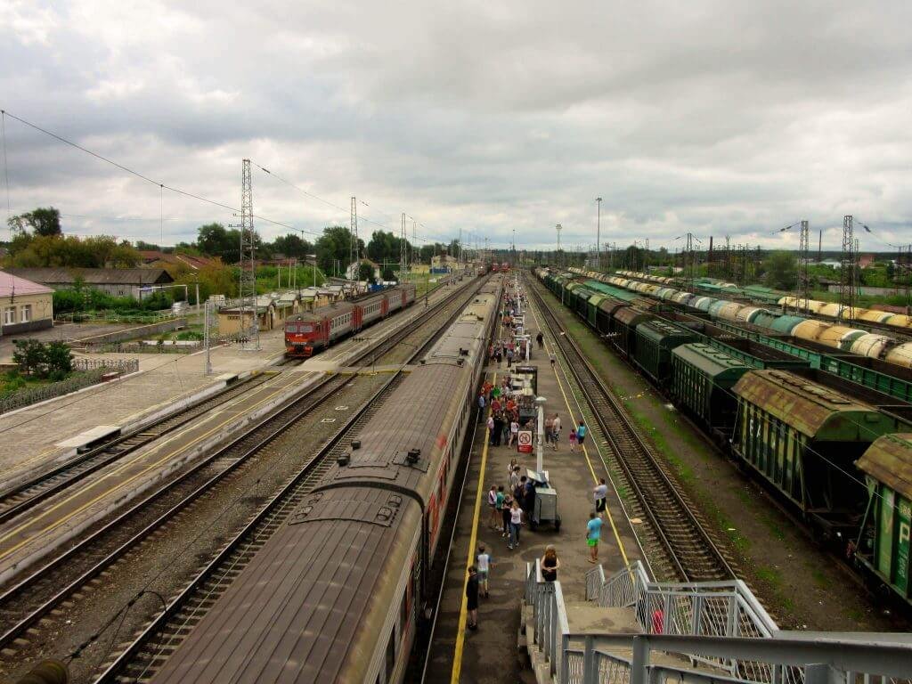 Treinen die aankomen op een perron langs de Transsiberische spoorweg